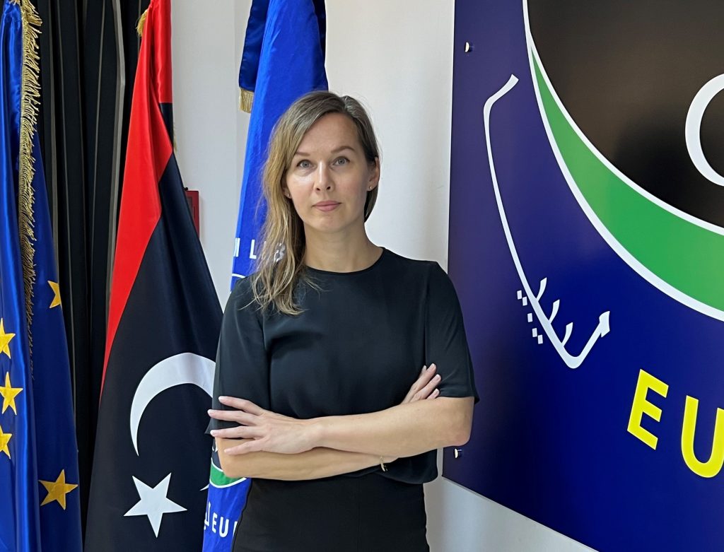 Kati Bailey Libyan operaation lipun edessä