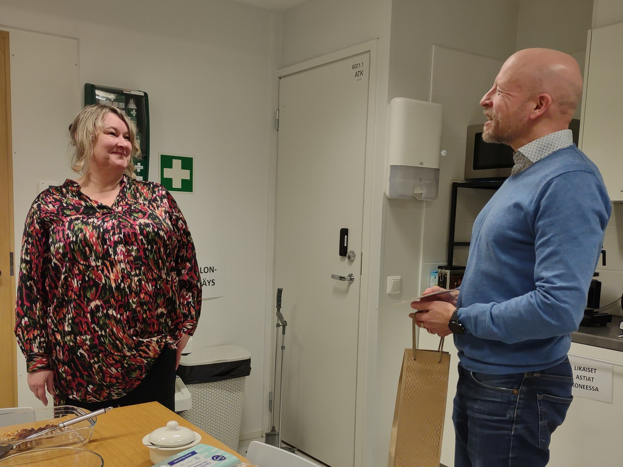 Jari Mustonen (oik.) pitämässä läksiäispuhetta Kirsi Henrikssonille